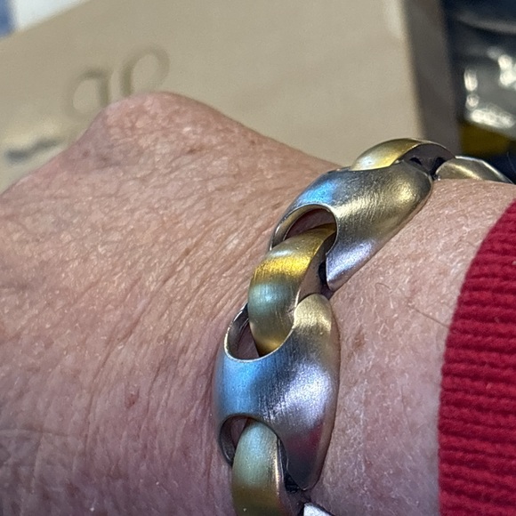 Vintage signed  Trifari gold and silver colored bracelet - Picture 3 of 9